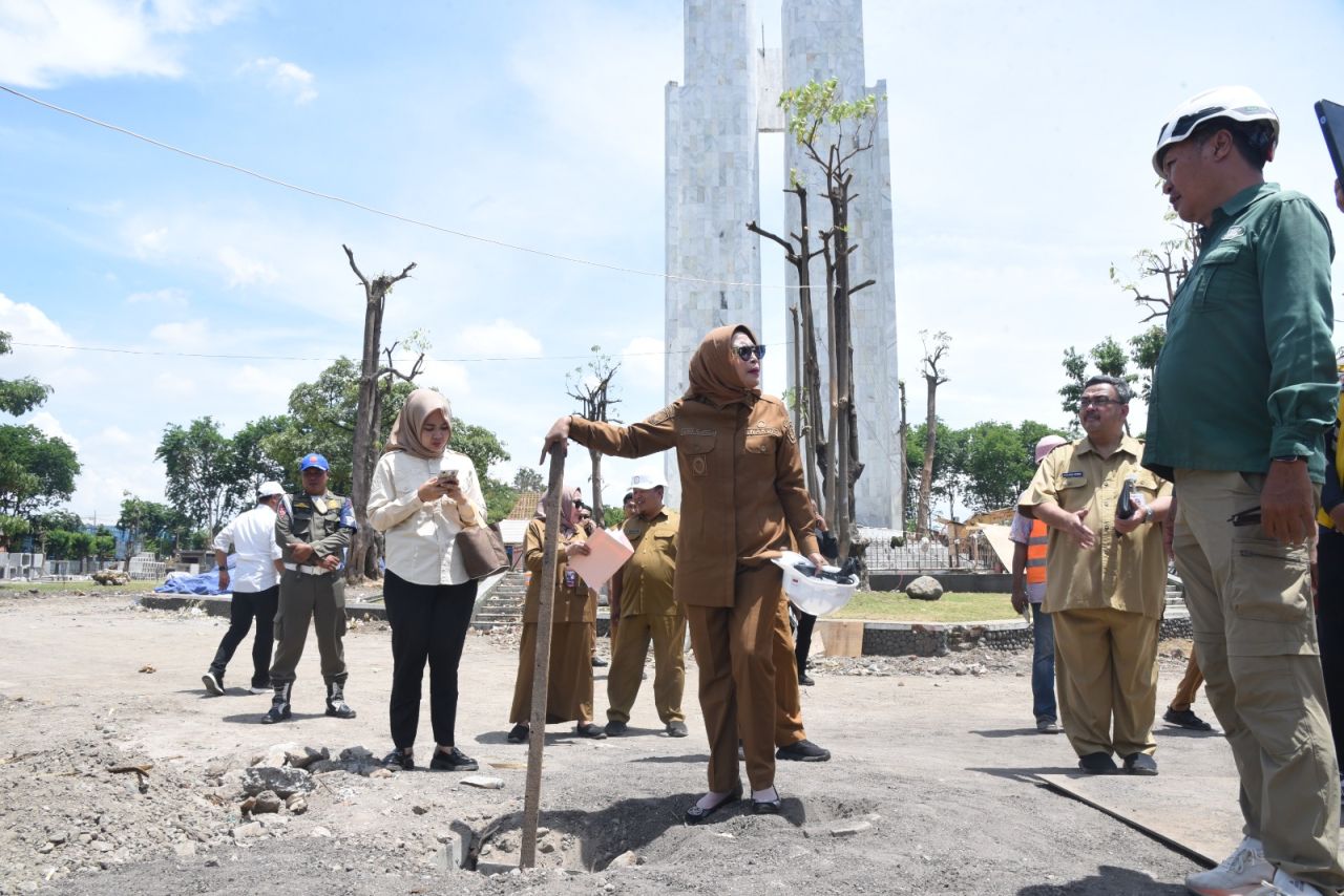 SIDAK - Wakil Bupati (Wabup) Sidoarjo Mimik Idayana didampingi Kepala DLHK Pemkab Sidoarjo M Bahrul Amiq sidak progres pengerjaan revitalisasi Alun-Alun Sidoarjo, Senin, (20/10/2025).