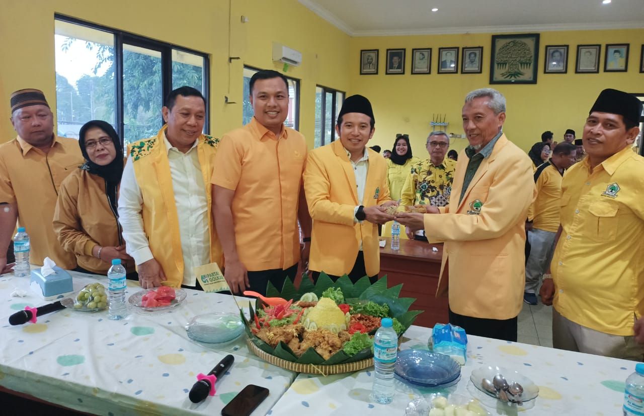 RUMAH ASPIRASI - Ketua DPD Partai Golkar Sidoarjo Adam Rusydi meresmikan Rumah Aspirasi Rakyat bersama para pengurus dan kader di kantor DPD Partai Golkar Sidoarjo, Senin (20/10/2025) sore.