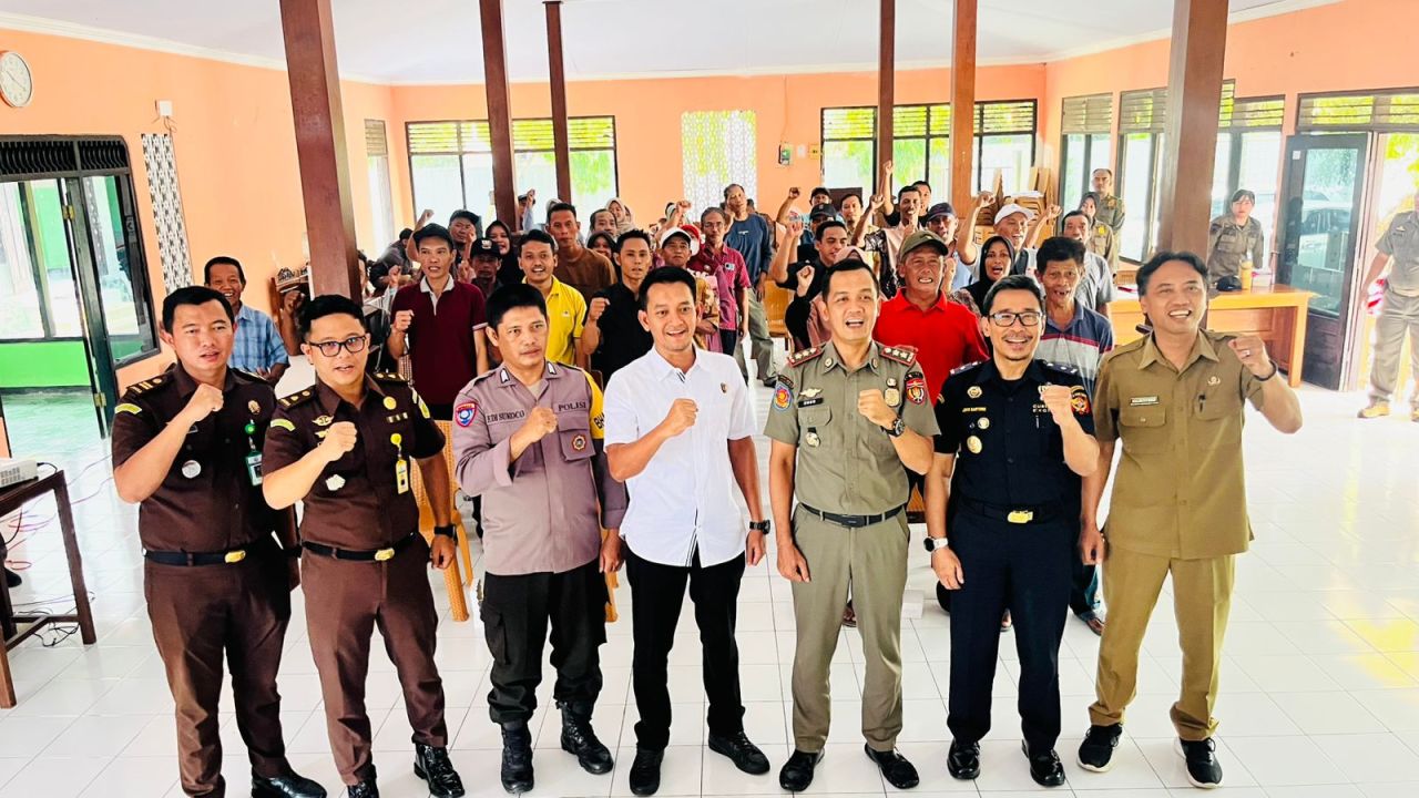 BERANTAS - Petugas Satuan Polisi Pamong Praja (Satpol PP) Pemkab Ngawi bersama Bea Cukai Madiun menggelar sosialisasi perundang - undangan di bidang cukai sebagai upaya memberantas peredaran rokok ilegal di wilayah Kabupaten Ngawi, Senin (20/10/2025).
