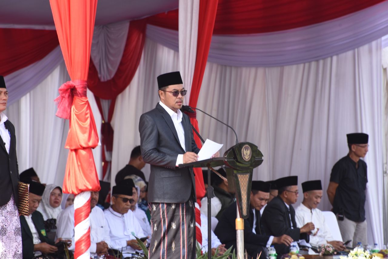 UPACARA - Ketua DPRD Sidoarjo H Abdillah Nasih memimpin upacara dalam rangka memperingati Hari Santri Nasional (HSN) Tahun 2025 yang digelar di lapangan Mall Pelayanan Publik (MPP) Sidoarjo berlangsung khidmat, Rabu (22/10/2025).