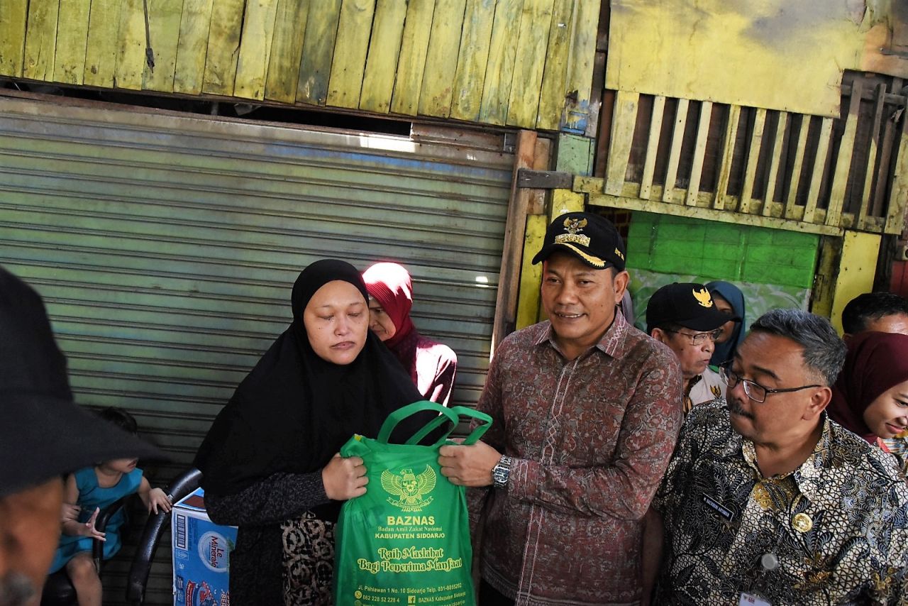 TAK LAYAK - Bupati Sidoarjo Subandi merelokasi Mujiana dan anak-anaknya tinggal di Rusunawa dan tangung biaya pendidikan agar mendapat tempat tinggal dan pendidikan saat sidak di rumah Mujiana di bawah Flyover Trosobo, Kecamatan Taman, Kamis (23/10/2025).