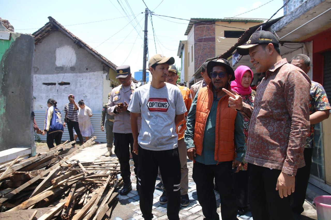 CEK - Bupati Sidoarjo Subandi mengecek kondisi rumah Alfa yang ambruk untuk mengetahui kondisi kerusakan rumah itu didampingi sejumlah pejabat Pemkab Sidoarjo, Kamis (23/10/2025).