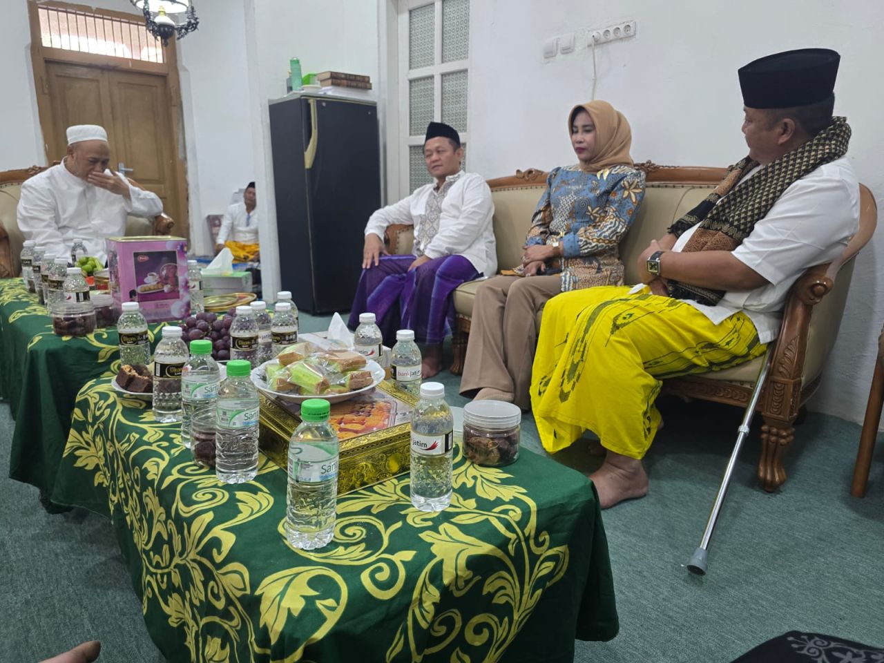 KUNJUNGI - Wabup Sidoarjo Mimik Idayana didampingi suaminya Rahmat Muhajirin meninjau dan menyerahkan bantuan Rp 150 juta untuk Ponpes Al Khoziny Buduran, Sidoarjo ditemui Pengasuh Pesantren KH R Abdussalam Mujib, Jumat (24/10/2025).