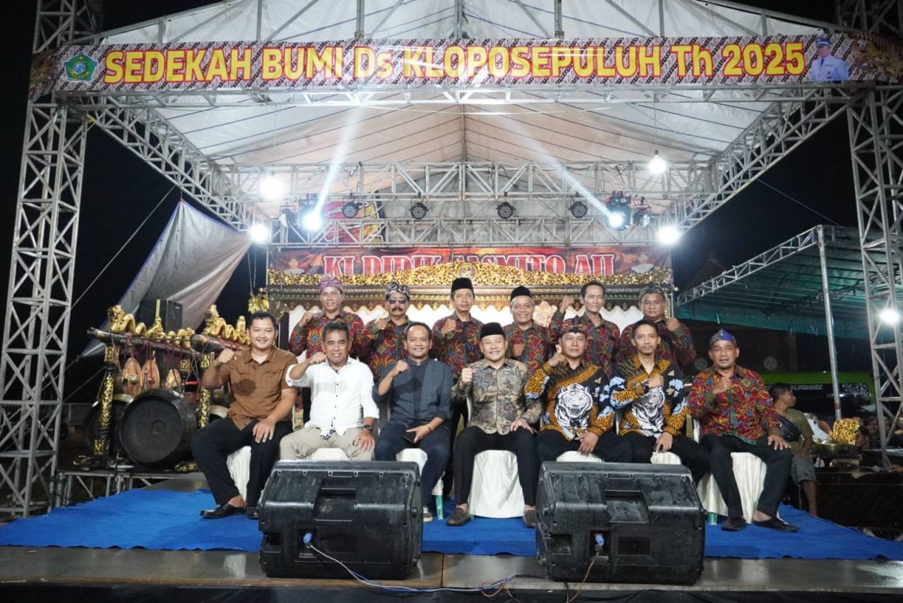 SEDEKAH BUMI - Bupati Sidoarjo, Subandi menghadiri acara tradisi Sedekah Bumi yang diselenggarakan Pemerintah Desa (Pemdes) Kloposepuluh, Kecamatan Sukodono, Sidoarjo di lapangan sepak bola desa setempat, Jumat (24/10/2025) malam.