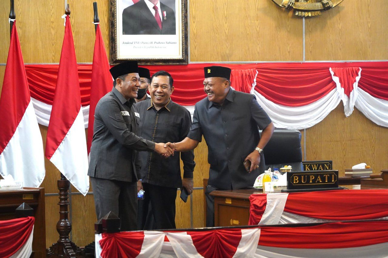 SEPAKAT - Bupati Sidoarjo, Subandi dalam Rapat Paripurna DPRD Kabupaten Sidoarjo dengan agenda Penyampaian Jawaban Bupati Sidoarjo terhadap Raperda tentang Fasilitasi Pesantren di Gedung DPRD Kabupaten Sidoarjo, Sabtu (25/10/2025).