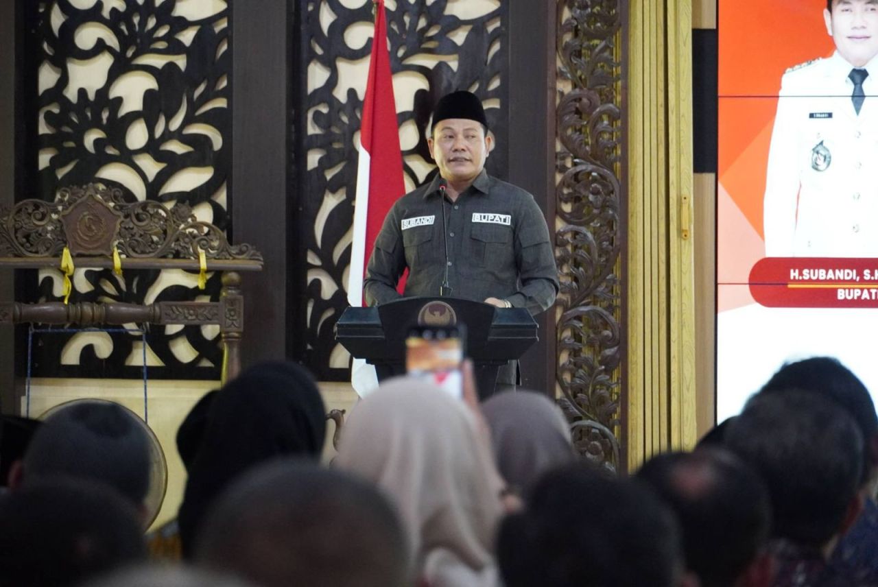 BUKA - Bupati Sidoarjo, Subandi secara resmi membuka acara Rapat Kerja (Raker) Paguyuban Badan Permusyawaratan Desa (BPD) Kabupaten Sidoarjo periode 2024 - 2029 yang digelar di Pendopo, Sidoarjo, Sabtu (25/10/2025).