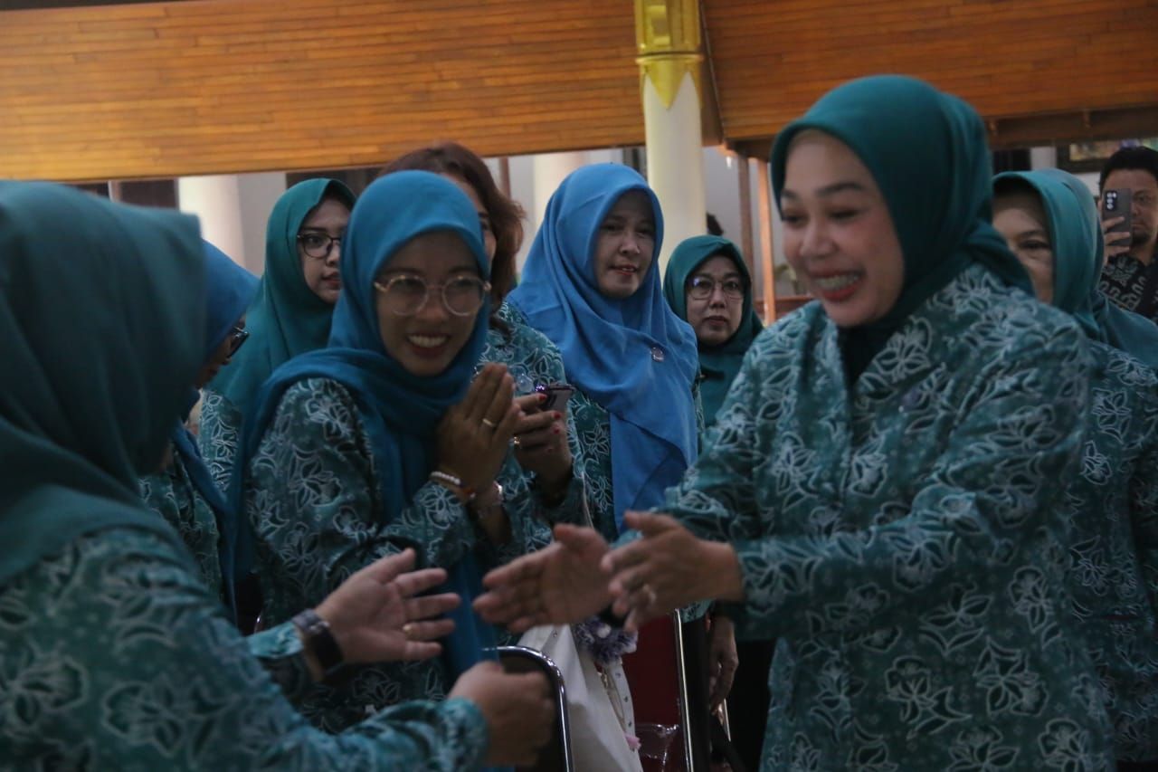 LOMBA - Ketua TP PKK Kabupaten Sidoarjo dr Sriatun Subandi hadir dan turut menyaksikan secara langsung penayangan video nominasi 9 besar terpilih di Pendopo Delta Wibawa, Sabtu (26/10/2025) kemarin.