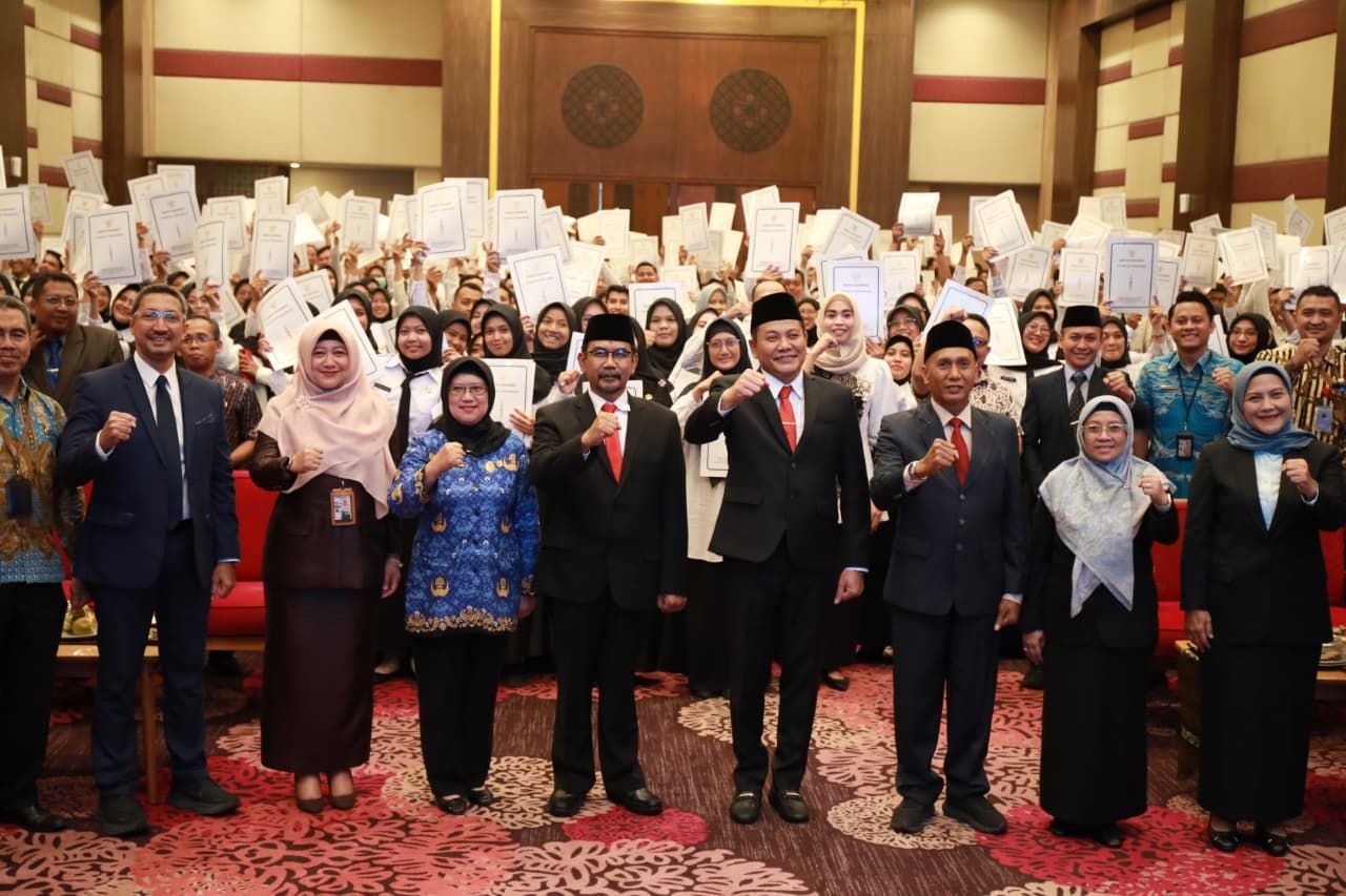 SERAHKAN - Bupati Sidoarjo H Subandi SH MKn menyerahkan SK 324 PPPK Tahap II di Fave Hotel JL Raya Jenggolo, Sidoarjo didampingi Kepala BKD Pemkab Sidoarjo Ahmad Misbahul Munir, Selasa (28/10/2025).