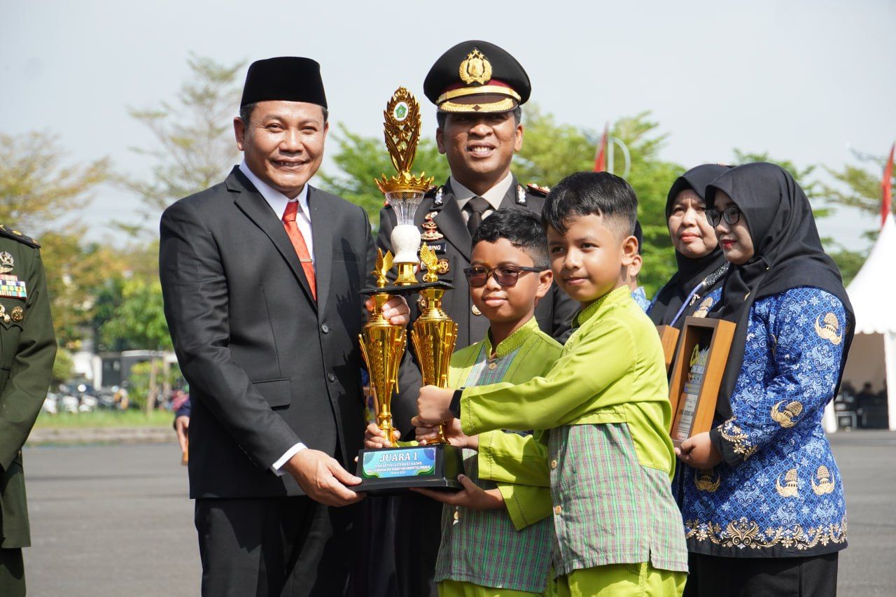 SUMPAH PEMUDA - Bupati Sidoarjo Subandi menyerahkan penghargaan literasi nasional untuk Kepala Dikbud, 8 guru SD dan piala kompetisi literasi sains jenjang SD untuk 6 siswa dari tiga 3 SD saat upacara Sumpah Pemuda di MPP, Selasa (28/10/2025).