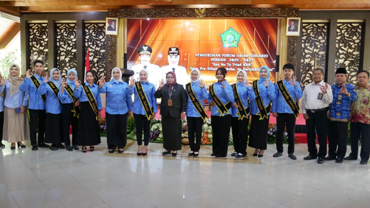 KUKUHKAN - Ketua TP PKK Kabupaten Sidoarjo sekaligus Bunda GenRe Kabupaten Sidoarjo dr Sriatun Subandi mengukuhkan Forum Generasi Berencana (GenRe) Sidoarjo periode 2025 - 2027 untuk cegah pernikahan dini di Pendopo Delta Wibawa, Selasa (28/10/2025).