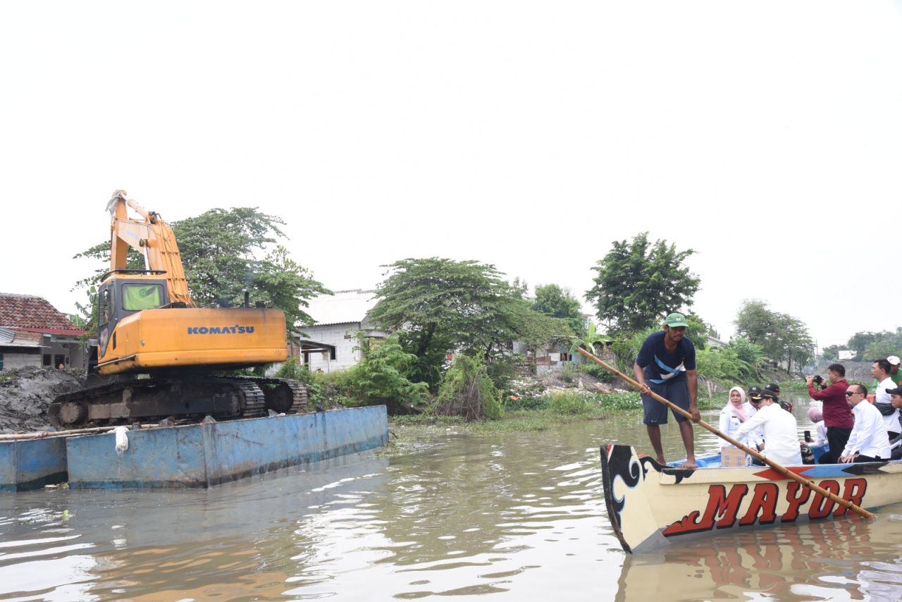 NORMALISASI SUNGAI - Bupati Sidoarjo Subandi mengejar sidak ke sejumlah sungai yang dinormalisasi untuk memastikan hasil pekerjaan sekaligus mengecek kesiapan menghadapi musim penghujan, Rabu (29/10/2025).