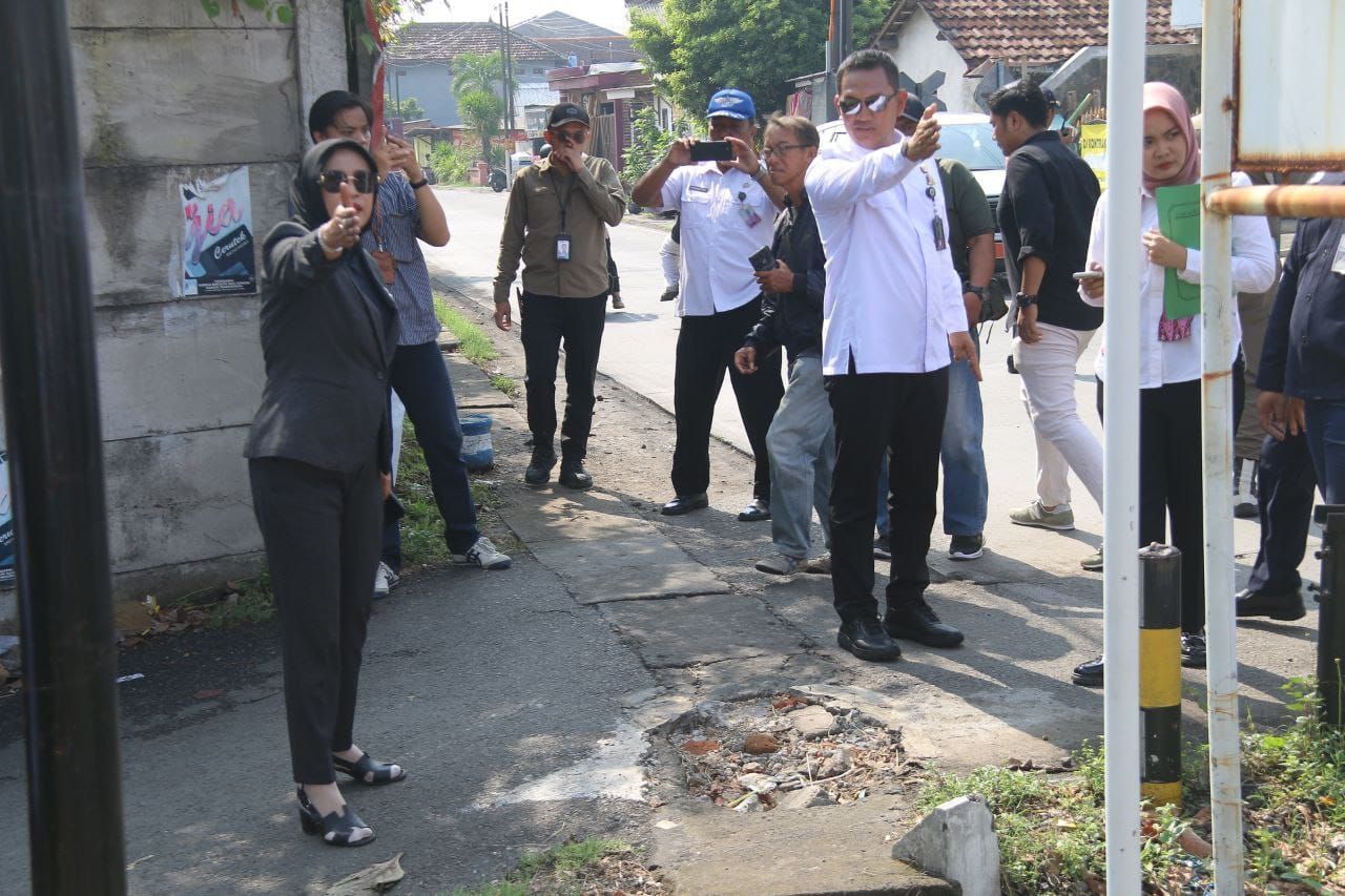 TINJAU - Wabup Sidoarjo Mimik Idayana meninjau lokasi rencana pelebaran jalan yang disetujui Kemenhub RI untuk mengurai kemacetan di perlintasan KA Desa Gelam, Kecamatan Candi, Sidoarjo, Rabu (29/10/2025).