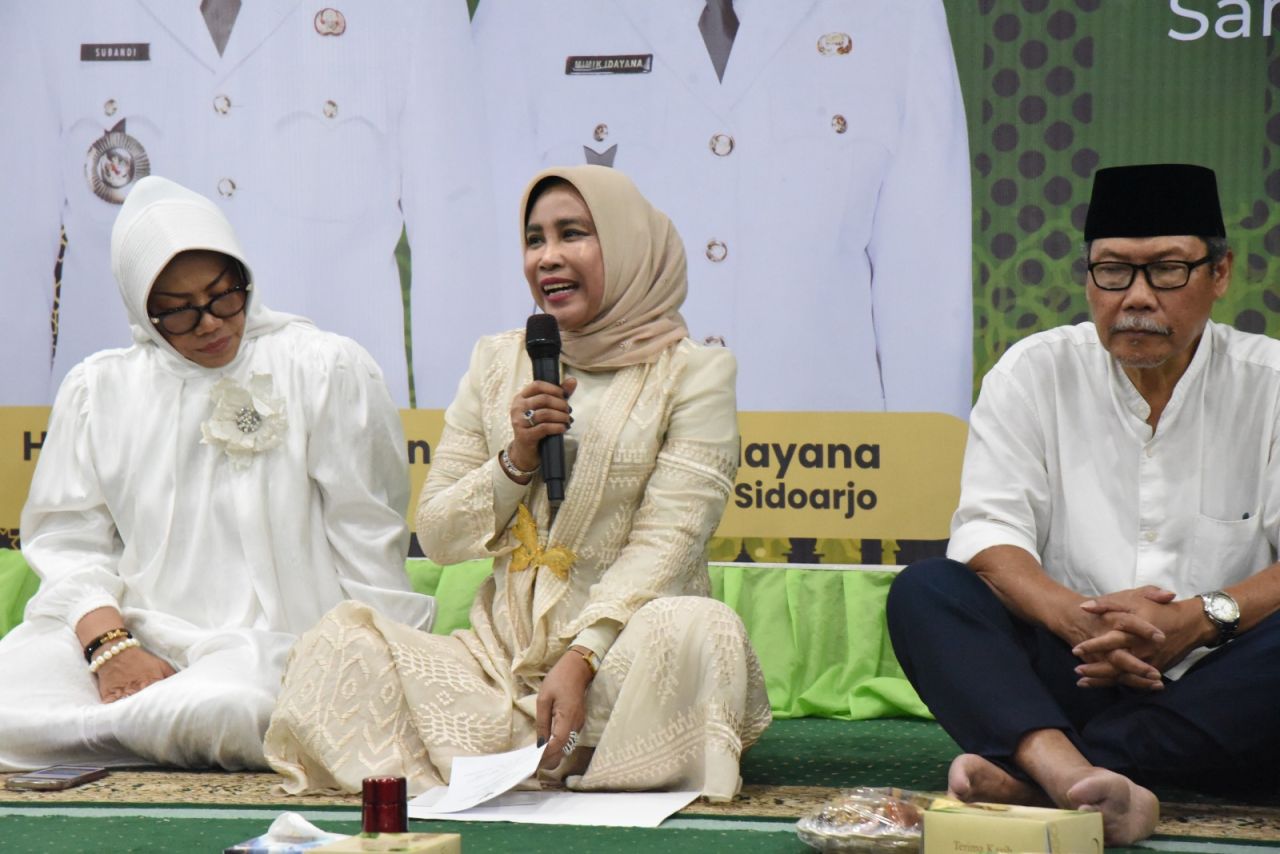 TABLIGH AKBAR - Wakil Bupati Sidoarjo Mimik Idayana bersamajajaran Aparatur Sipil Negara (ASN) di lingkungan Pemkab Sidoarjo, menghadiri Tabligh Akbar dalam rangka memperingati Hari Santri Nasional (HSN) Tahun 2025, Jumat (31/10/2025).