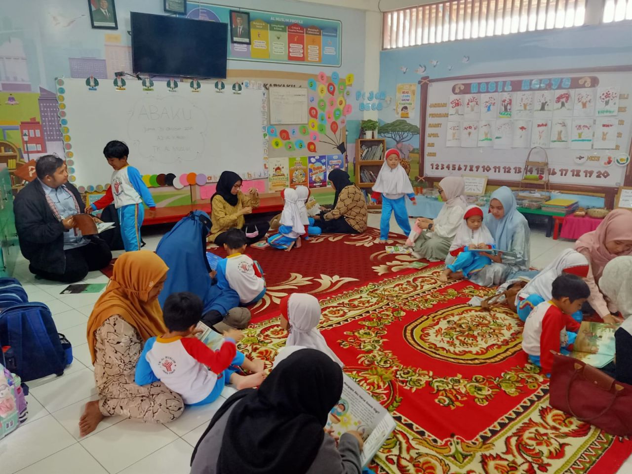 BULAN BAHASA - KB TK Al Muslim menggelar literasi keluarga bertema Gerakan Abaku akronim dari Gerakan Ayah Bunda Bacakan Aku Buku menjadi menjadi salah satu program unggulan sekolah bertujuan menguatkan profil lulusan communication, Jumat (31/10/2025).