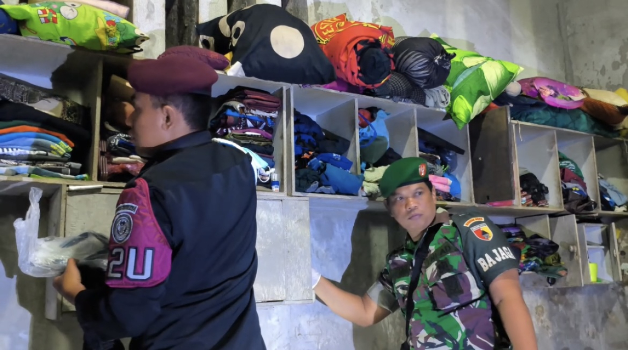 Petugas gabungan menggelar razia di blok Napi Lapas Ngawi