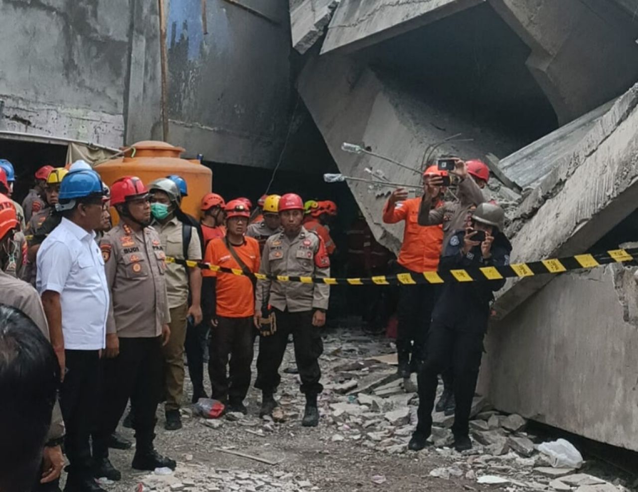 PENYELAMATAN - Polda Jawa Timur (Jatim) masih terus fokus pada proses penyelamatan dan evakuasi korban ambruknya bangunan Musala Pondok Pesantren (Ponpes) Al Khoziny Buduran, Sidoarjo, Selasa (30/09/2025).