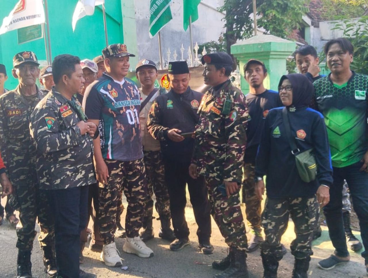 Kasat Korwil Banser Jatim H Rizza Ali Faizin (tengah) yang hampir setiap hari bersiaga bersama anggotanya di lokasi ambruknya bangunan Musala Putra Ponpes Al Khoziny Buduran, Sidoarjo, Jumat (03/10/2025).