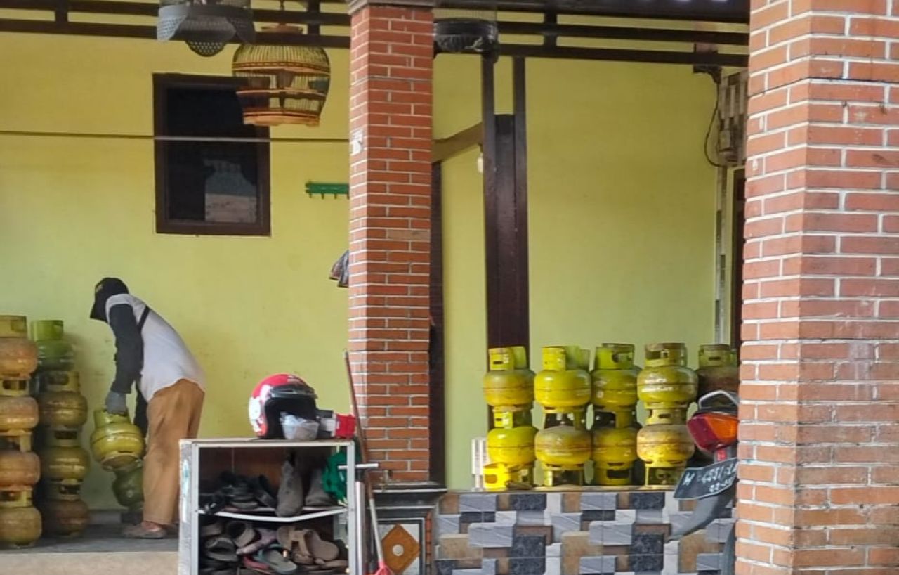 ELPIJI - Salah seorang pemilik usaha distribusi gas elpiji di kawasan Desa Sarirogo, Kecamatan/Kabupaten Sidoarjo sedang menjalankan usahanya dengan normal di rumahnya, Jumat (17/10/2025).