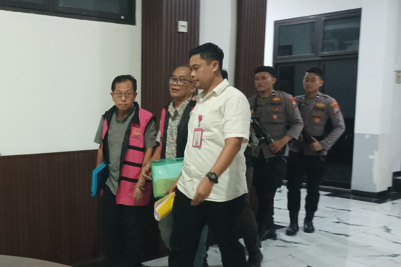 DILIMPAHKAN - Sebanyak 4 tersangka mantan Kepala Dinas Perumahan Permukiman Cipta Karya dan Tata Ruang (P2CKTR) Pemkab Sidoarjo meninggalkan Kejari Sidoarjo usai penyerahan tersangka dan barang bukti tahap II, Senin (20/10/2025) malam.