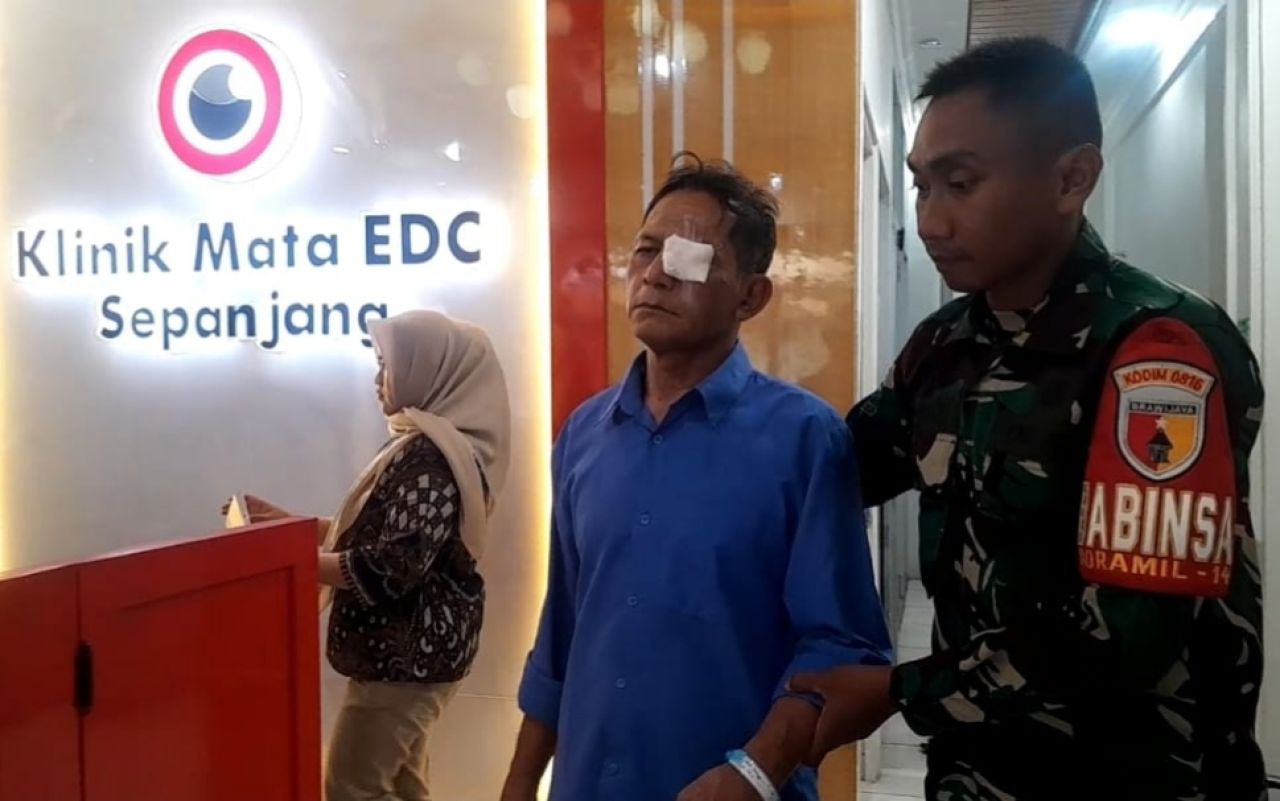 OPERASI - Baksos Kesehatan dilaksanakan Kodim 0816 Sidoarjo dalam operasi mata katarak gratis di Klinik Mata EDC Sepanjang, Kecamatan Taman, Sidoarjo bagian dari rangkaian TMMD ke 126 Tahun 2025 melibatkan Babinsa Koramil 0816/14 Taman, Serda M Iswan, Rab