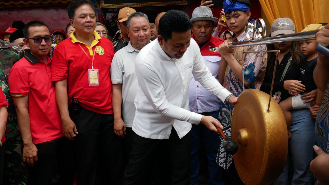 KIRAB - Bupati Sidoarjo Subandi dan anggota DPRD M Nizar memberangkatkan Ritual dan Kirab Budaya dalam rangka merayakan Shen Dien Y M Kongco Kong Tek Cun Ong di Kelenteng Teng Swie Bio Krian, Sidoarjo, Minggu (02/11/2025).