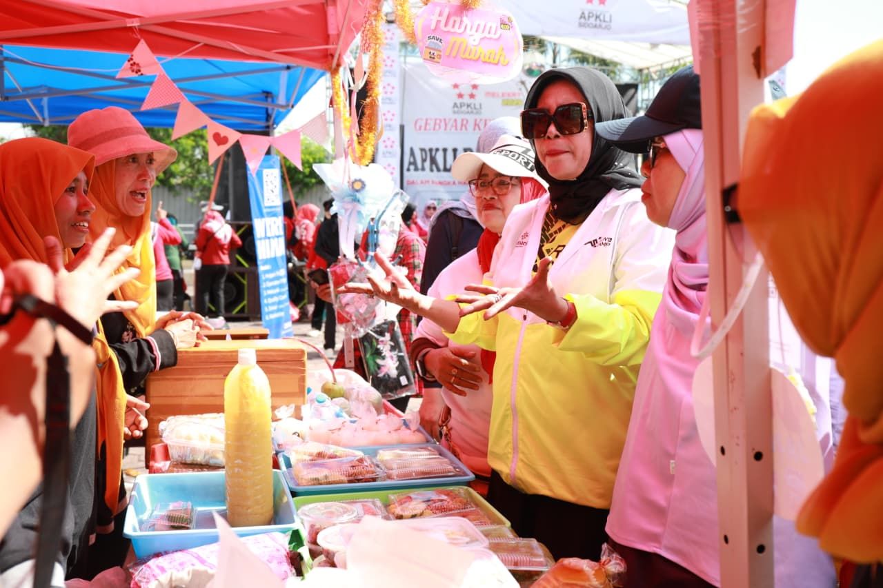 KURDA - Wabup Sidoarjo Mimik Idayana mengajak pelaku UMKM yang tergabung Asosiasi Pedagang Kaki Lima Indonesia (APKLI) manfaatkan program KURDA di BPR Delta Artha saat Senam Pagi Sehat Gembira di parkir Transmart Sidoarjo, Minggu (02/11/2025).