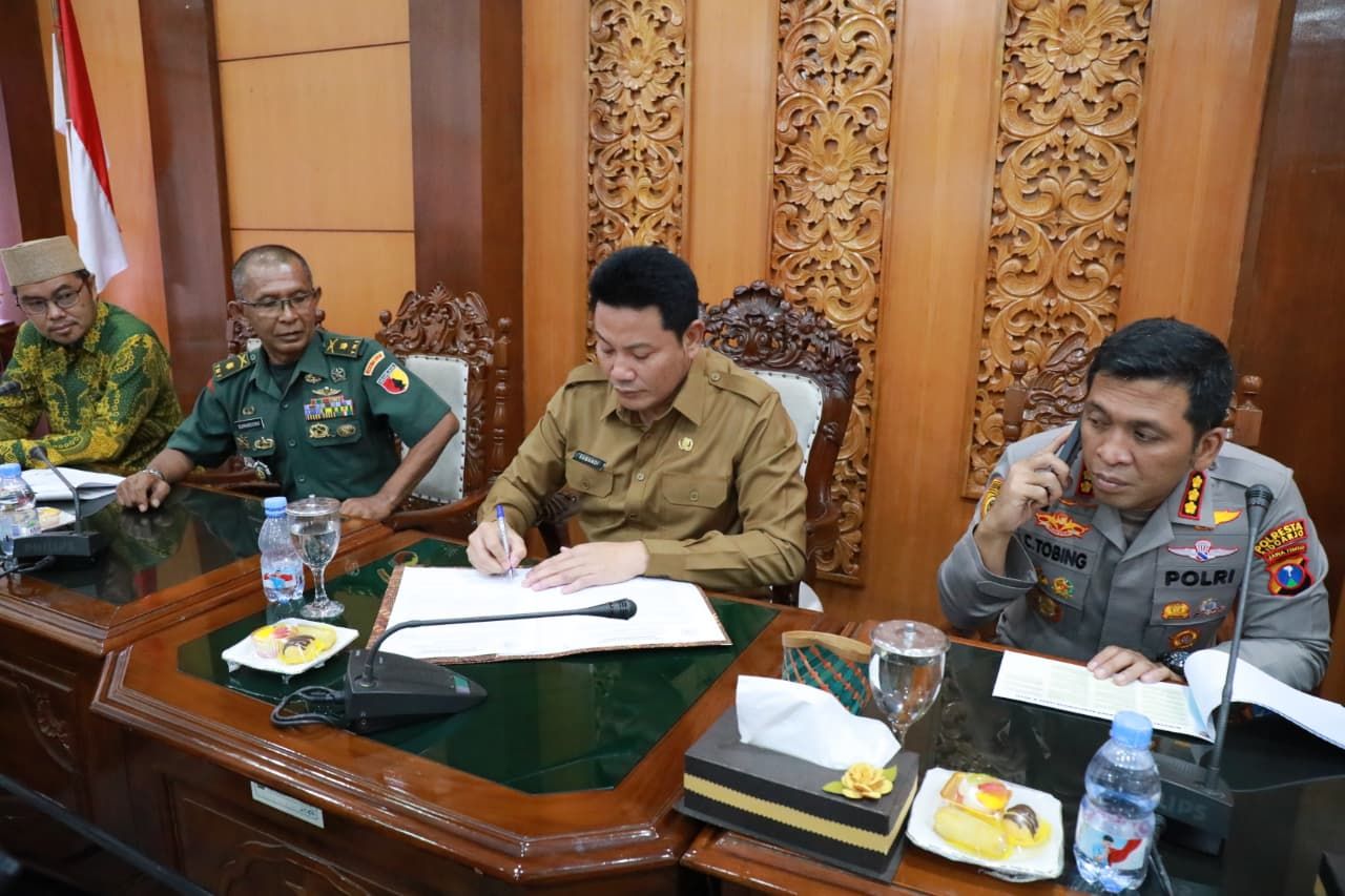 PILKADES - Bupati Sidoarjo Subandi, Ketua DPRD Abdillah Nasih, Kapolresta Kombes Pol Christian Tobing, Kepala Kejari Zaidar Rasepta dan Dandim 0816 Sidoarjo Letkol Czi Shobirin Setio Utomo menyepakati jadwal Pilkades Serentak 2026, Senin (03/10/2025).