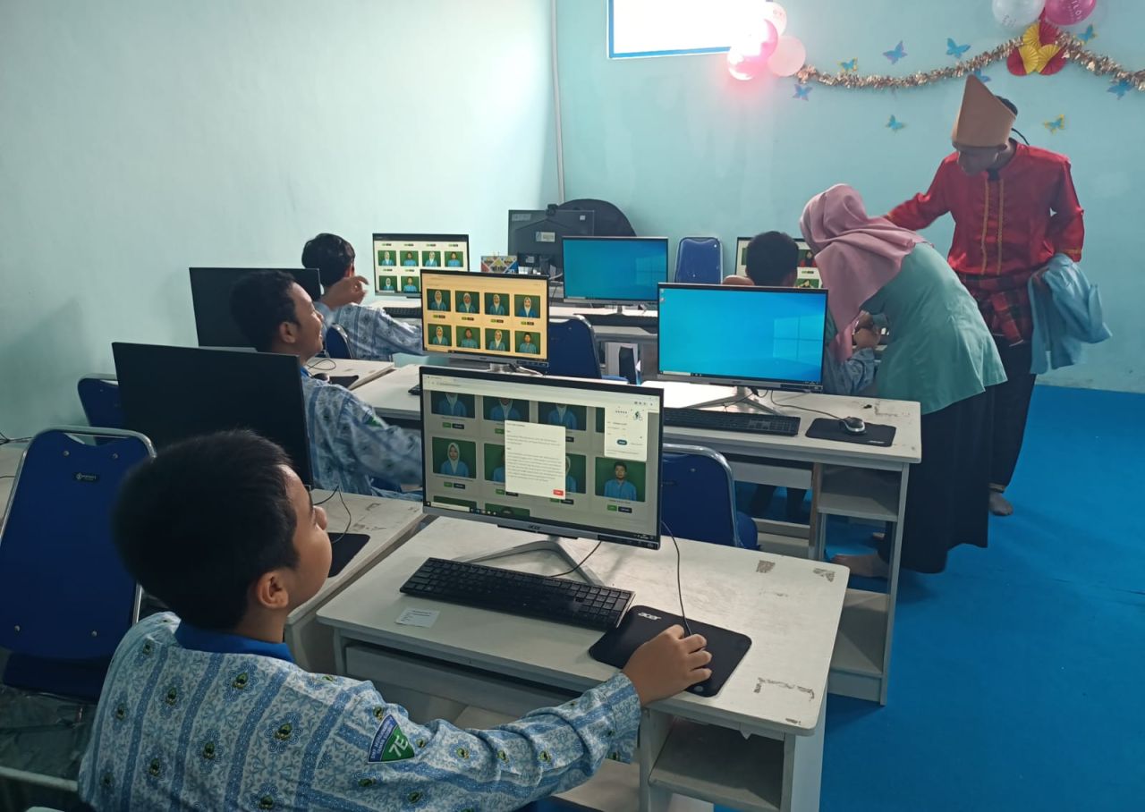 PILIHAN - Siswa dan siswi SMP Muhammadiyah 2 Taman (Spemduta) Sidoarjo menentukan pilihan dalam pemilihan Ketua Ikatan Pelajar Muhammadiyah (IPM), ​Hizbul Wathan (HW) dan Ketua Tapak Suci di laboratorium komputer, Selasa (04/11/2025).