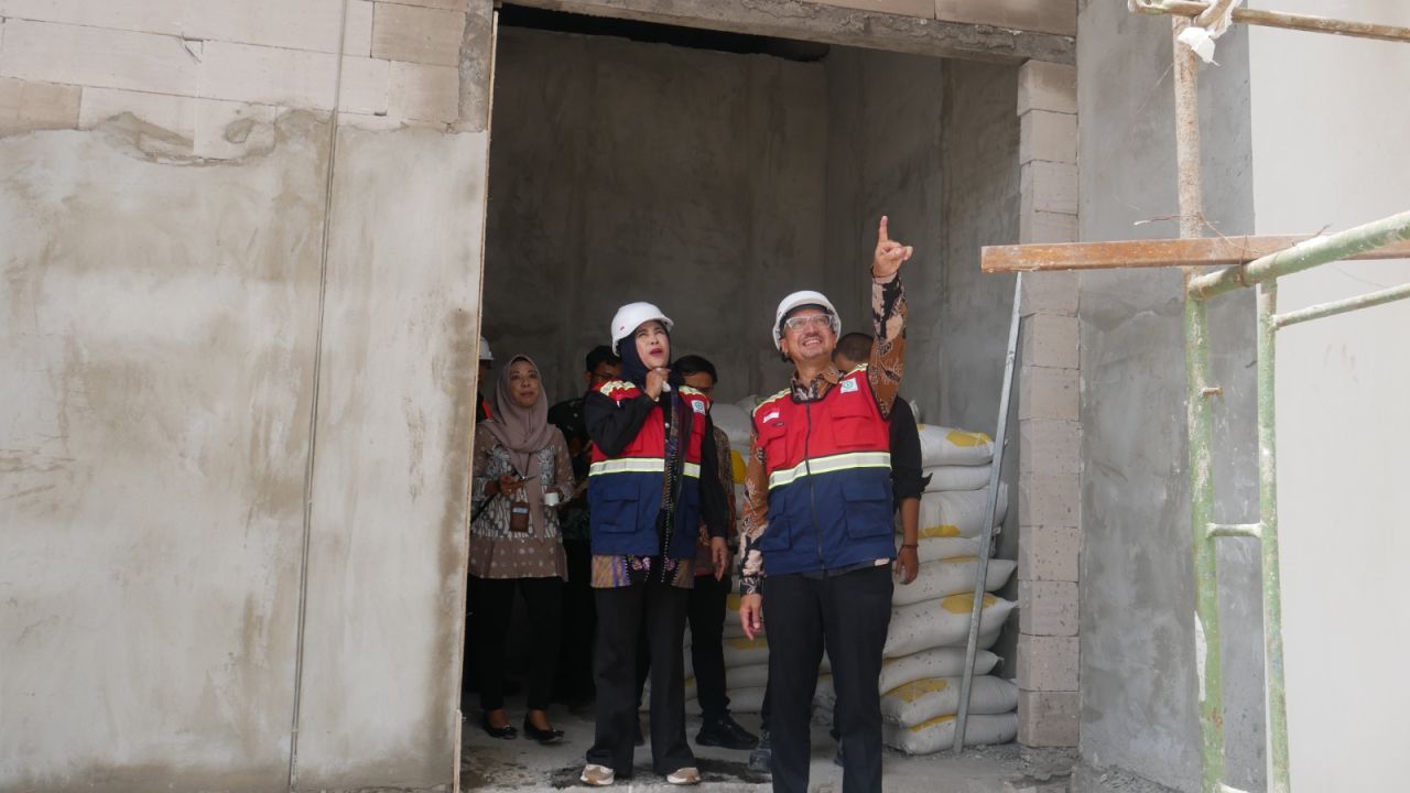 SIDAK - Wakil Bupati (Wabup) Sidoarjo, Mimik Idayana melaksanakan Inspeksi Mendadak (Sidak) pelayanan dan progres proyek fisik di Rumah Sakit Umum Daerah (RSUD) Sidoarjo Barat (Sibar) Selasa (04/11/2025).