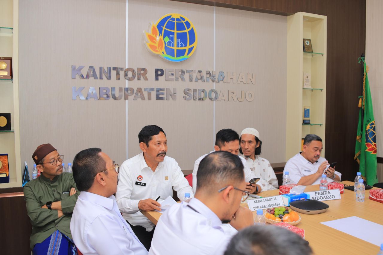 RAKOR - Proses pendampingan dan solusi hukum percepatan pembangunan Pondok Pesantren (Ponpes) Al Khoziny di Buduran, Sidoarjo dipercepat diawali Rakor di kantor BPN Sidoarjo, Rabu (05/11/2025).