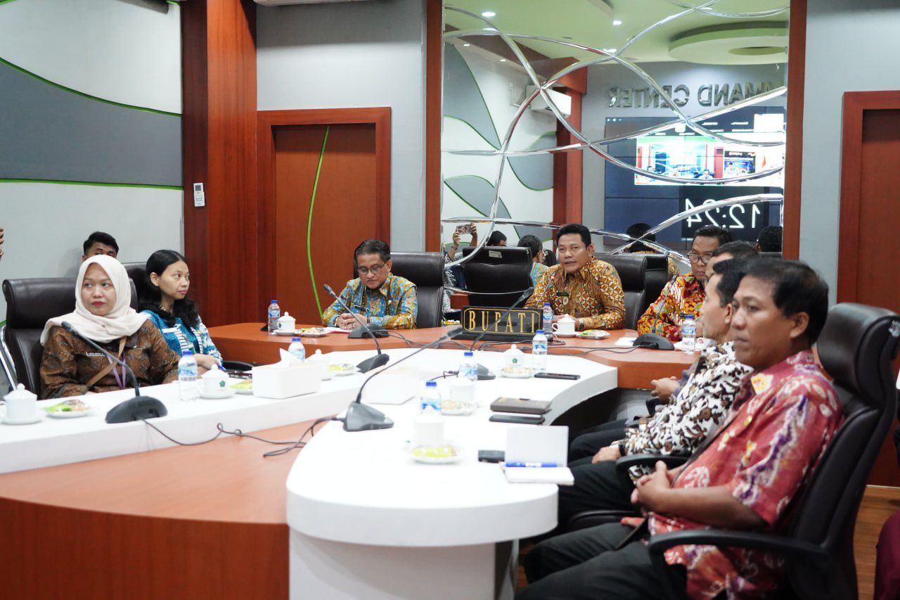 INOVASI - Bupati Sidoarjo Subandi ikuti Presentasi dan Penilaian Innovative Government Award (IGA) Tahun 2025 yang diselenggarakan secara virtual Zoom tim Kemendagri RI di ruang Command of Operational Center (COC) Pendopo Delta Wibawa, Kamis (06/11/2025).