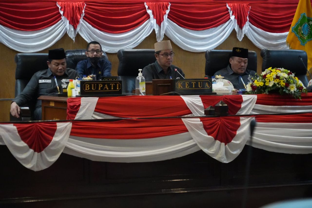 KRITISI - Juru bicara Fraksi Partai Golkar DPRD Sidoarjo Wahyu Lumaksono, Fraksi Demokrat - Nasdem dan PDI Perjuangan mengkritisi penyusunan RAPBD Tahun 2026 yang dinilai asal pangkas dalam paripurna pekan kemarin.