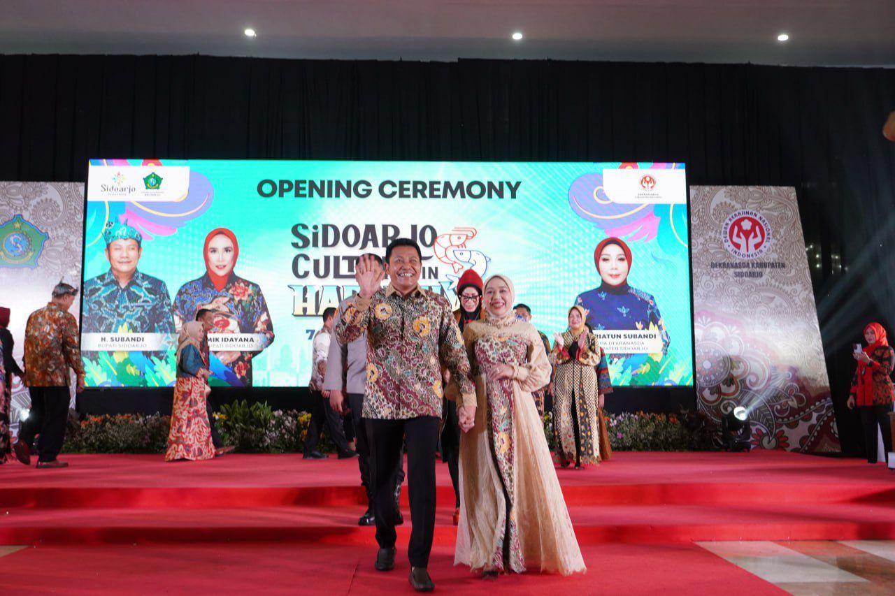 FESTIVAL - Bupati Sidoarjo Subandi bersama istri Ny Sriatun membuka acara Festival Sidoarjo Culture in Harmony digelar meriah di Pendopo Delta Wibawa, Sidoarjo, Sabtu (08/11/2025) malam.