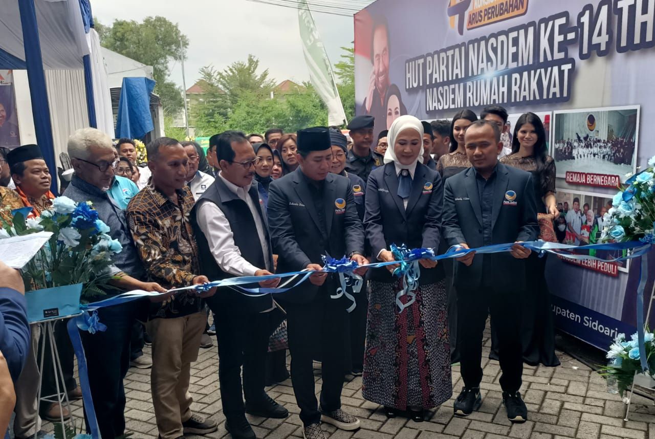 RESMIKAN - Ketua DPW Partai NasDem Jatim Lita Mahfud Arifin didampingi Ketua DPD Partai NasDem Sidoarjo Muh Zakaria Dimas Pratama dan Sekretaris DPW Partai NasDem Jatim Aminurrochman meresmikan Kantor Baru DPD Partai NasDem Sidoarjo, Minggu (09/11/2025).