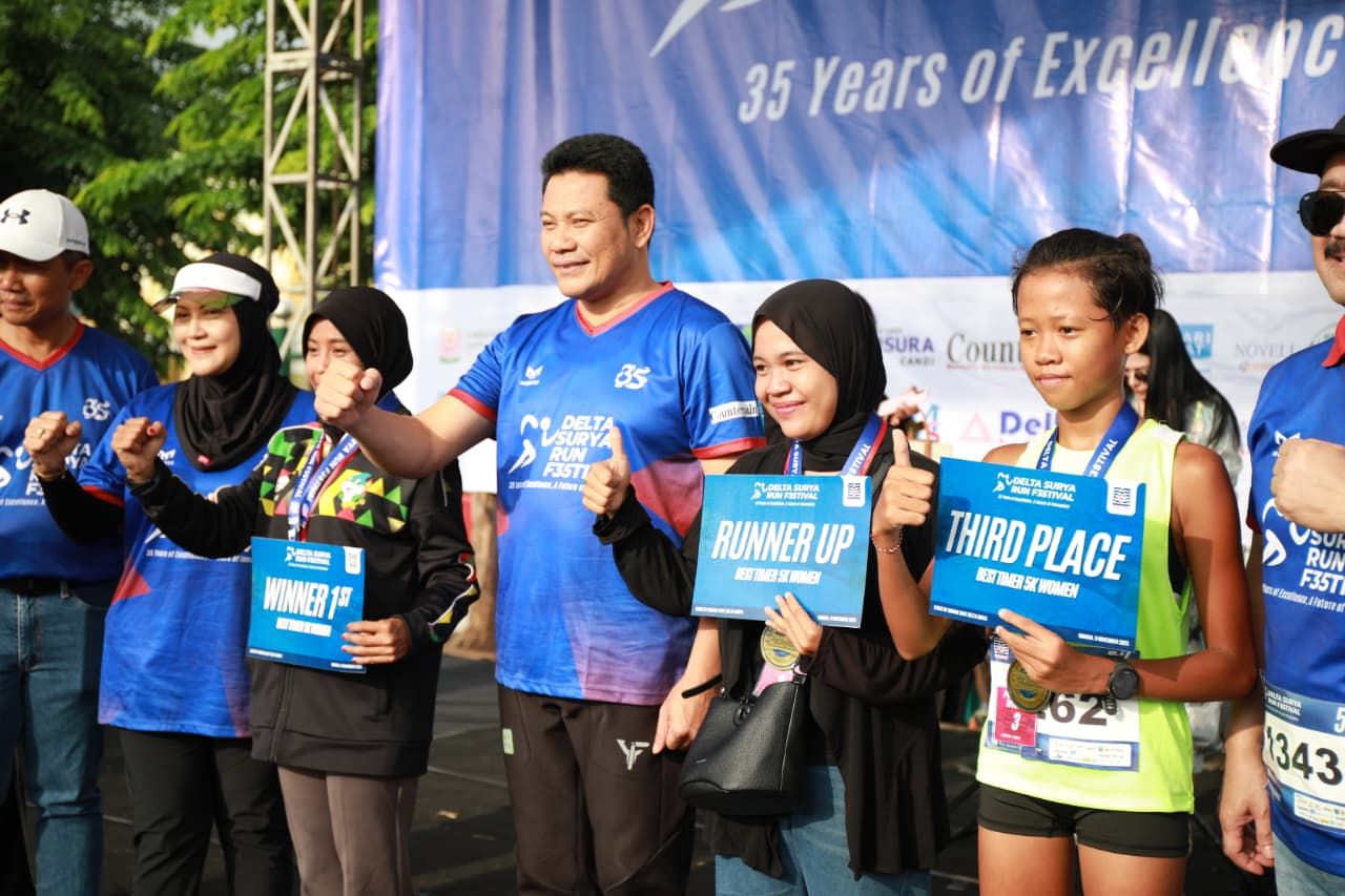 FUN RUN - Bupati Sidoarjo Subandi memberangkatkan ribuan peserta meramaikan Delta Surya Run Festival yang digelar di GOR Gelora Delta Sidoarjo sebagai bagian dari peringatan Hari Ulang Tahun ke 35 RS Delta Surya, Minggu (09/11/2025).