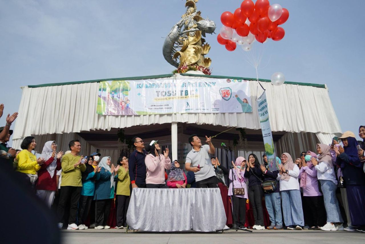 TBC - Bupati Sidoarjo Subandi membuka secara resmi Kampanye Penuntasan Tuberkulosis (TBC) yang diselenggarakan Dinas Kesehatan (Dinkes) Pemkab Sidoarjo di Alun-alun Sidoarjo, Minggu (09/11/2025).