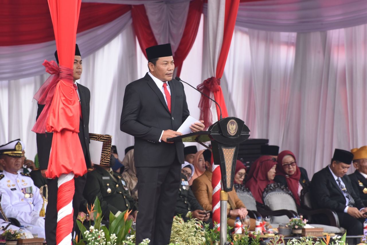 UPACARA - Bupati Sidoarjo Subandi memimpin Upacara Hari Pahlawan 10 November 2025 diperingati Pemkab Sidoarjo dengan menggelar Upacara Bendera di halaman Mal Pelayanan Publik (MPP) Sidoarjo, Senin (10/11/2025).