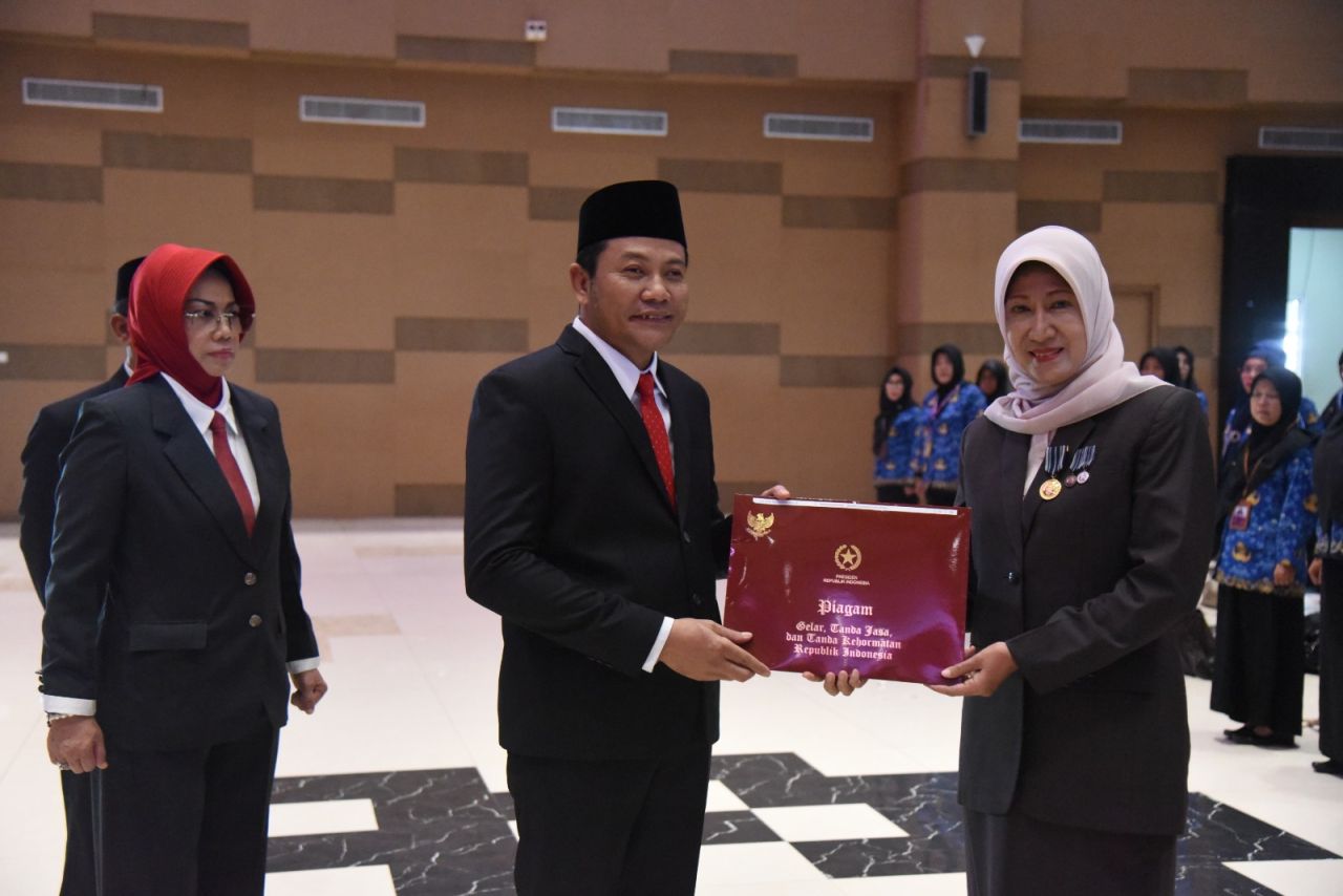PENGHARGAAN - Sebanyak 768 PNS Sidoarjo memperoleh penganugerahan tanda kehormatan Satyalancana Karya Satya dari Presiden Prabowo Subianto diserahkan Bupati Sidoarjo, Subandi di Mal Pelayanan Publik (MPP) Sidoarjo, Senin (10/11/2025).