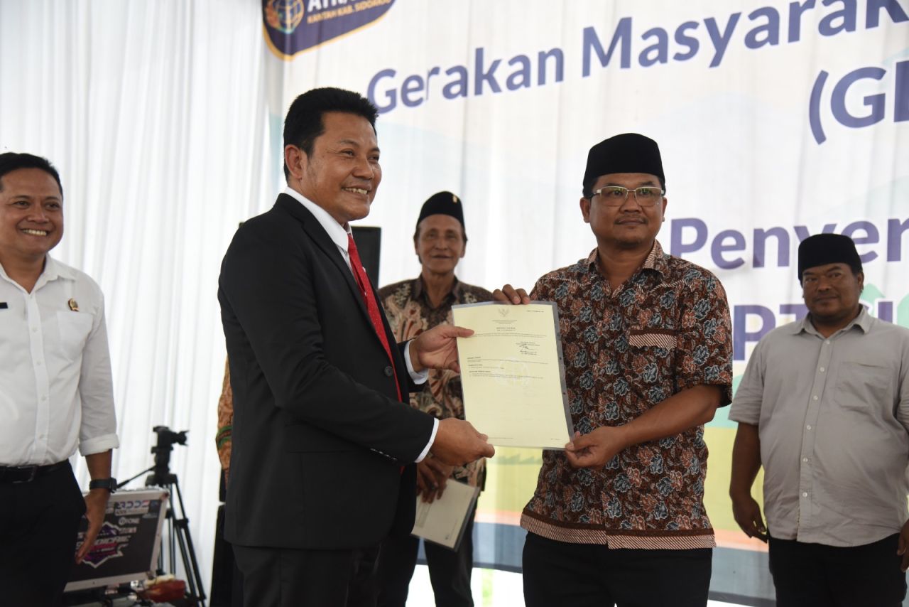 SERTIFIKAT - Bupati Sidoarjo Subandi menyerahkan 100 sertifikat hasil PTSL Tahun 2025 serta 5 sertifikat wakaf, 10 sertifikat Barang Milik Daerah (BMD), dan 1 sertifikat milik Pemerintah Desa Jabaran, Kecamatan Balongbendo, Sidoarjo, Senin (10/11/2025).