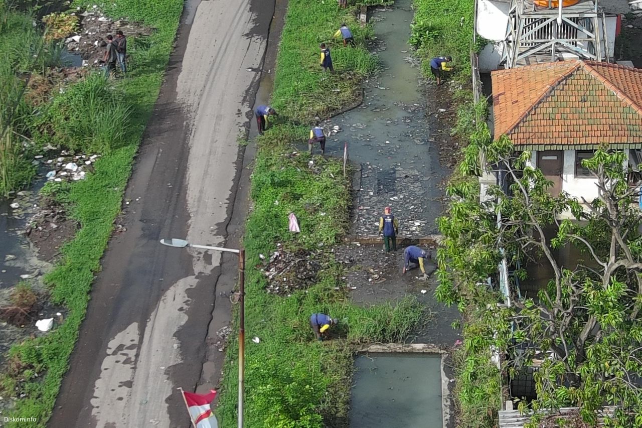 BERSIHKAN - Pemkab Sidoarjo gencar menormalisasi sungai dan mensiagakan rumah pompa untuk penanganan banjir di Kota Delta dengan menormalisasi sungai Bluru Kidul hingga Rangkah Kidul, Kecamatan Sidoarjo, Kamis (13/11/2025).