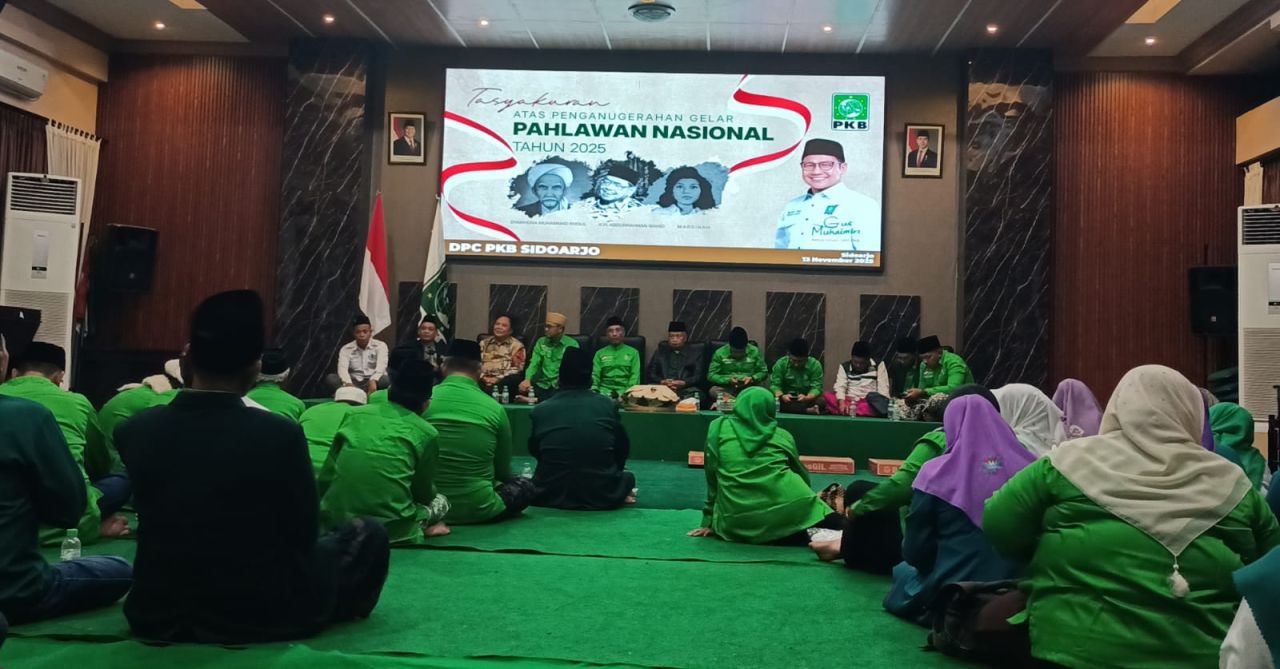 SYUKURAN - Ketua DPC PKB Sidoarjo Abdillah Nasih memimpin acara Tasyakuran Atas Penganugerahan Gelar Pahlawan Nasional Tahun 2025 di Kantor DPC PKB Sidoarjo, Kamis (13/11/2025) malam.