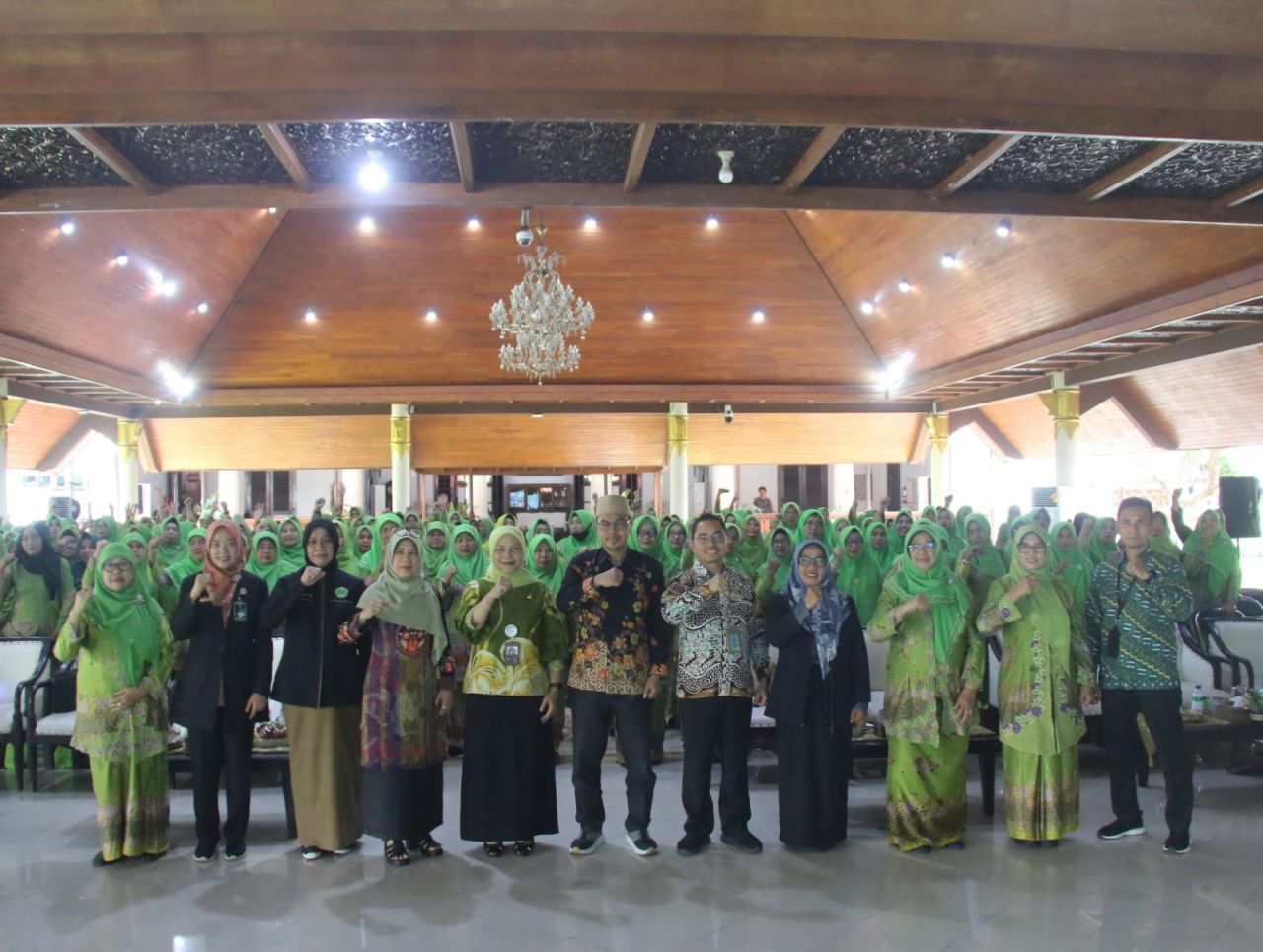 STUNTING - Plt Kepala Dinkes Pemkab Sidoarjo dr Lakhsmie Herawati Yuwantina menggandeng PC Muslimat NU Sidoarjo menggelar acara Gerakan Cegah Stunting Bagi Muslimat NU di Pendopo Delta Wibawa, Kamis (13/11/2025).