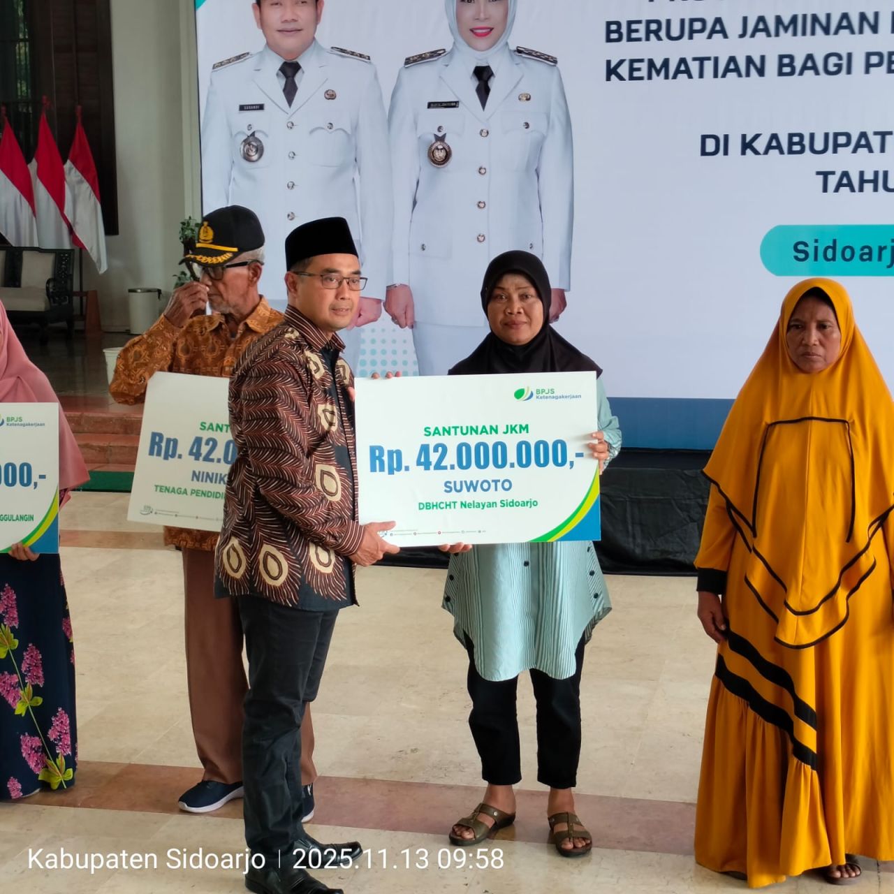 KETENAGAKERJAAN - Program jaminan sosial ketenagakerjaan diserahkan Kepala Dinas Tenaga Kerja (Disnaker) Pemkab Sidoarjo Ainun Amalia bersama Kepala Kantor Wilayah BPJS Ketenagakerjaan Jatim Hadi Purnomo di Pendopo Delta Wibawa, Kamis (13/11/2025).