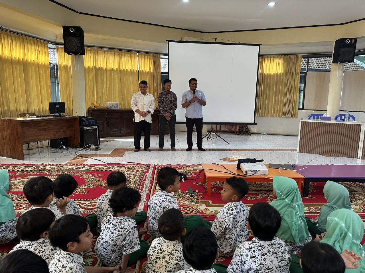 AYAH - Dalam rangka memperingati Hari Ayah Nasional, KB TK Al Muslim menggelar rangkaian kegiatan proyek intrakurikuler Ayahku Pahlawanku yang dirancang menumbuhkan rasa cinta, hormat dan kedekatan antara anak dan ayah, Sabtu (15/11/2025).