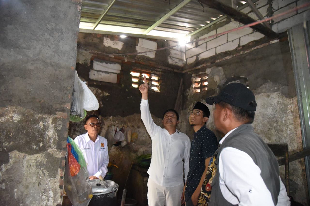 RTLH - Modin Dusun Alang - Alang, Desa Kureksari, Kecamatan Waru, Sidoarjo Imam Ghozali rumahnya disidak Bupati Sidoarjo Subandi bersama BAZNAS Sidoarjo untuk perbaiki rumah yang ditempati Modin bersama istri dan anaknya, Sabtu (15/11/2025).