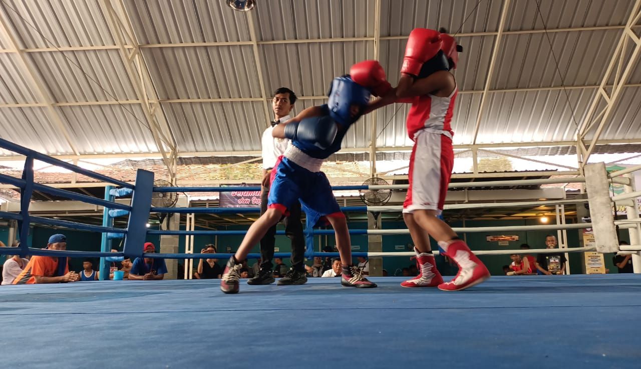 FUN FIGHT BOXING - Ketua Pengcab Pertina KONI Sidoarjo H Choirul Hidayat menggelar Fun Boxing (pertandingan tinju persahabatan) yang dilaksanakan di BUMDes Sumber Awong Desa Lebo, Kecamatan Sidoarjo dengan peserta membludak 84 atlet, Minggu (16/11/2025).