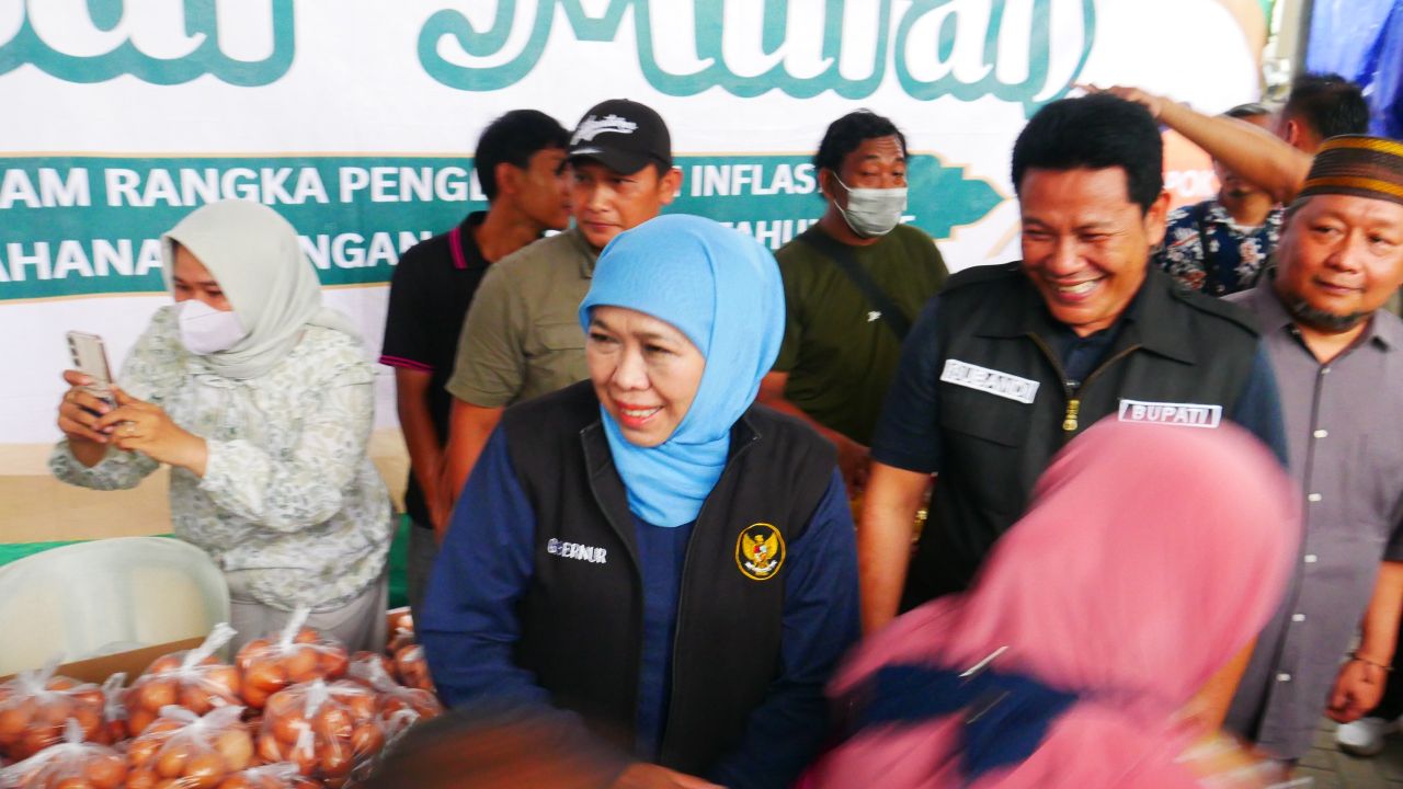 PASAR MURAH - Gubernur Jatim Khofifah Indar Parawansa didampingi Bupati Sidoarjo Subandi bersama anggota DPRD Sidoarjo M Nizar saat pasar murah di Kantor Kelurahan Kemasan, Kecamatan Krian, Sidoarjo, Minggu (16/11/2025).