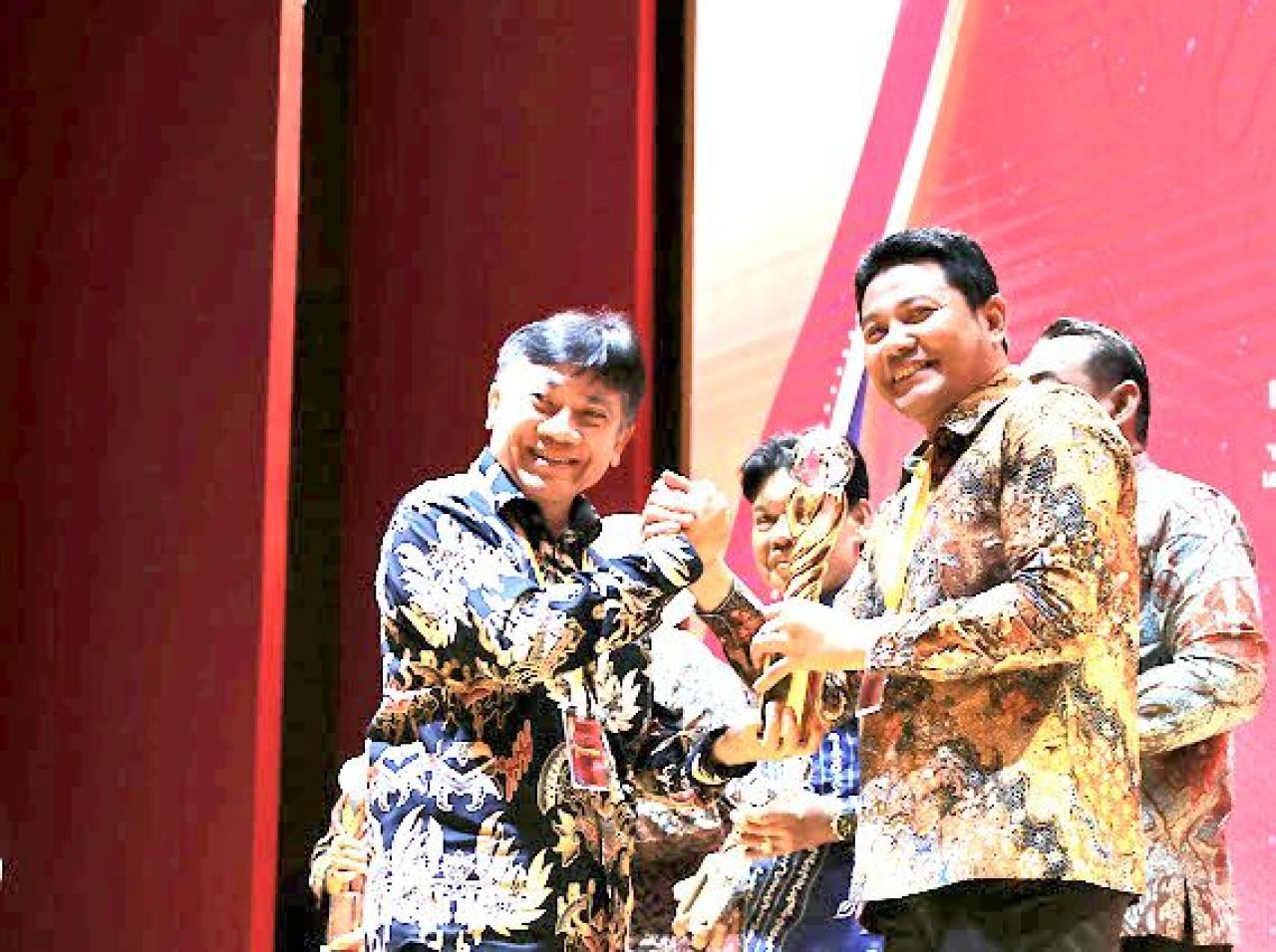 PENGHARGAAN - Bupati Sidoarjo Subandi menerima penghargaan Bhumandala Kanaka (Emas) untuk kategori Pemerintah Kabupaten atas inovasi dari Badan Informasi Geospasial di Auditorium Sukarman Lantai 2 Perpustakaan Nasional RI, Selasa (18/11/2025).