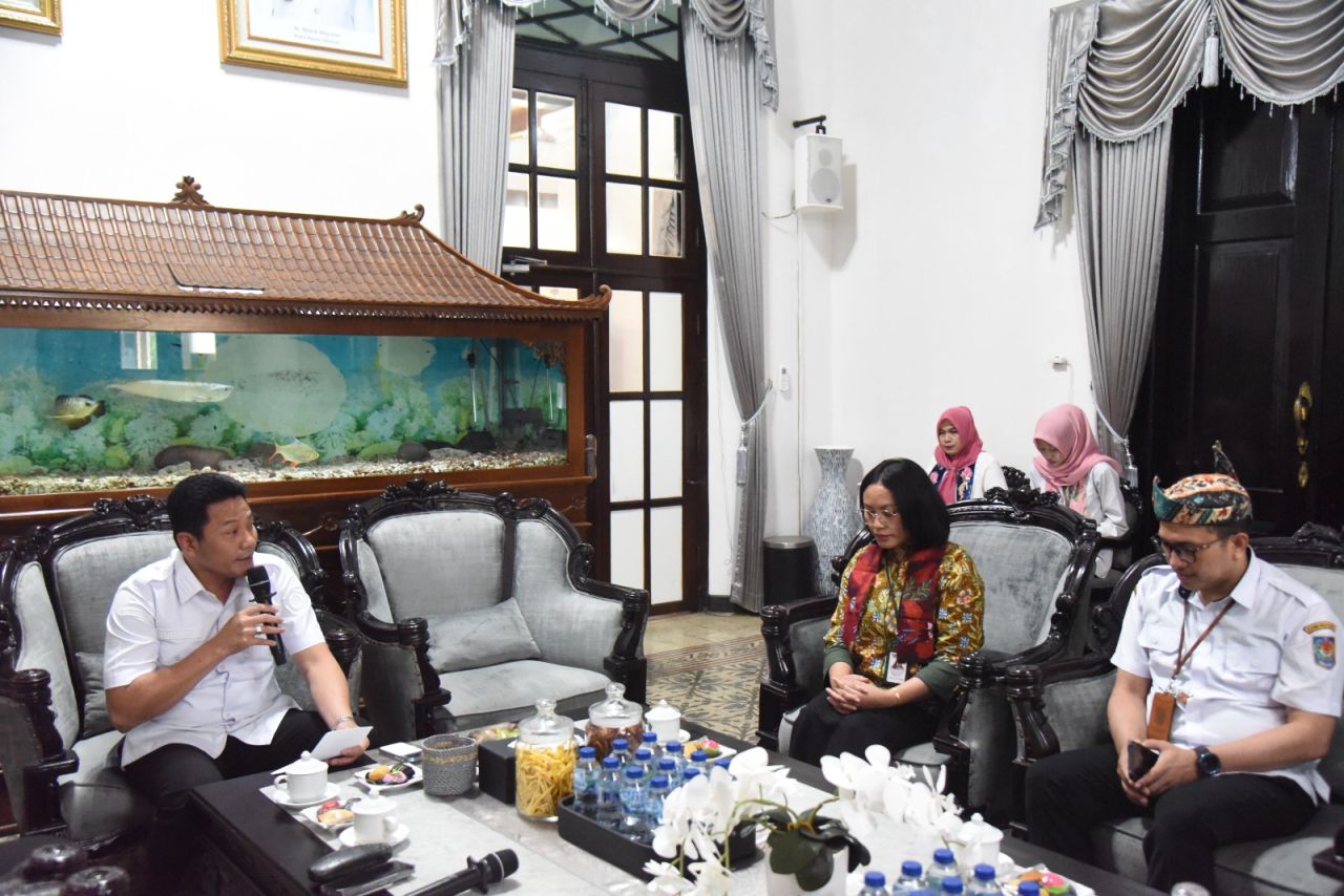 PENILAI - Bupati Sidoarjo Subandi menerima tim penilai validasi lapangan IGA 2025 berkunjung ke Kabupaten Sidoarjo di Pendopo Delta Wibawa, Rabu (19/11/2025).