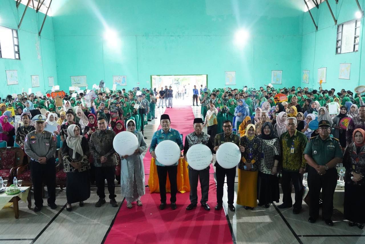 LITERASI - Bupati Sidoarjo Subandi saat meluncurkan dua program literasi inovatif: BergeMPPita (Bergerak Menulis Pantun, Puisi dan Cerita) dan Tugu Cerita (Satu Minggu Satu Cerita) di SMPN 1 Wonoayu didampingi para pejabat lainnya, Kamis (20/11/2025).